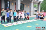 儿童在做游戏 - 中国新闻社河南分社