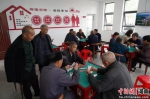 老人们在打牌 - 中国新闻社河南分社