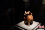 　图为山东博物馆馆藏文物红陶兽形壶。　韩章云 摄 - 中国新闻社河南分社