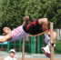 　图为正在参加跳高比赛的运动员 翟浩辰 摄 - 中国新闻社河南分社