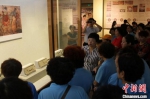 　图为讲解员在地下展区为游客讲解。　洛阳古代艺术博物馆供图 - 中国新闻社河南分社