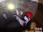 图为博物馆工作人员在古墓中工作。　洛阳古代艺术博物馆供图 - 中国新闻社河南分社