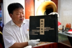 图为张建洛展示自己收藏的黑胶唱片 受访者供图 - 中国新闻社河南分社