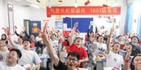 资料图：6月6日，湖南长沙同升湖实验学校教师与考生抛起红包迎接高考。 杨华峰 摄 - 中国新闻社河南分社