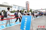 　图为河南郑州一高考考点，考生有序进场。　阚力 摄 - 中国新闻社河南分社