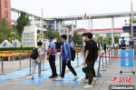 图为河南郑州高考考生进场。　阚力 摄 - 中国新闻社河南分社
