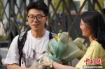高考结束 考生与家长相拥庆祝 - 中国新闻社河南分社