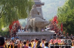 　图为函谷关广场上的老子骑青牛雕像 - 中国新闻社河南分社