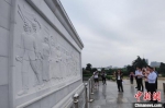 图为媒体代表参观南阳解放纪念碑。　阚力 摄 - 中国新闻社河南分社