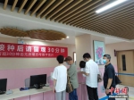 　6月17日，在郑州市台湾同胞投资企业协会的帮助下，16名在豫台胞在郑州市一处新冠疫苗接种点接种第二针新冠疫苗。图为台胞在接种点进行登记。 中新社记者 李贵刚 摄 - 中国新闻社河南分社