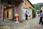 　参观者在“八零后童年体验店”门前打卡。 阚力 摄 - 中国新闻社河南分社