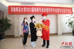 图为河南师范大学在医院为孙莹举行毕业典礼。 李昂 摄 - 中国新闻社河南分社
