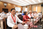 　获得“光荣在党50年”纪念章老党员代表参会。阚力 摄 - 中国新闻社河南分社