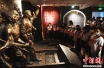 民众“七一”在郑州参观二七纪念堂 - 中国新闻社河南分社