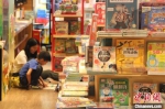　图为书店内享受亲子阅读时光的母子二人。　李明明 摄 - 中国新闻社河南分社