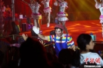 　图为小丑与现场观众互动。　李超庆 摄 - 中国新闻社河南分社