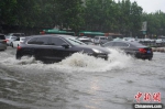 　图为郑州街头的汽车化身“水陆两栖车”。　阚力 摄 - 中国新闻社河南分社