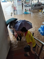 鹤壁连降暴雨 中石油加油站员工成功救助33名受困群众 - 河南一百度