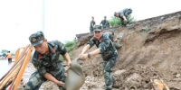 图为武警官兵在受灾现场清淤。 阚力 摄 - 中国新闻社河南分社