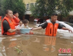 火箭军某团驰援新乡卫辉洪水灾区 - 中国新闻社河南分社