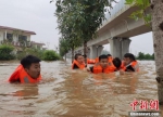 火箭军某团驰援新乡卫辉洪水灾区 - 中国新闻社河南分社