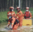 7月24日，河南新乡，无锡消防水域救援队的消防员们在新乡市主干道新中大道进行排水作业，抢通道路。图为消防员在积水中铺设排水软管。 中新社记者 崔楠 摄 - 中国新闻社河南分社