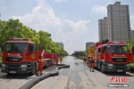 7月24日，河南新乡，无锡消防水域救援队的消防员们在新乡市主干道新中大道进行排水作业，抢通道路。 中新社记者 崔楠 摄 - 中国新闻社河南分社