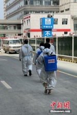 　图为医院内工作人员在进行消杀。 李超庆 摄 - 中国新闻社河南分社
