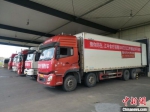五辆满载猴姑饼干与米稀的大货车在捐赠企业位于江西共青城市的生产基地装车待发。　姜涛 摄 - 中国新闻社河南分社