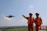 消防员利用无人机辅助巡查。　韩瑞 摄 - 中国新闻社河南分社