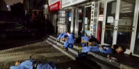 国网山西电力抢修人员在马路边和衣而睡。　国网山西省电力公司供图 - 中国新闻社河南分社