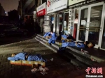 国网山西电力抢修人员在马路边和衣而睡。　国网山西省电力公司供图 - 中国新闻社河南分社