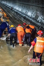 图为武汉消防员抢排郑州地铁积水。艾诗洋 摄 - 中国新闻社河南分社