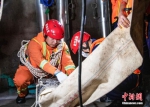 　图为武汉消防员抢排郑州地铁积水。艾诗洋 摄 - 中国新闻社河南分社