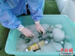 郑州一核酸检测点医护人员被冰块包围降温 - 中国新闻社河南分社