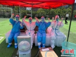 郑州一核酸检测点医护人员被冰块包围降温 - 中国新闻社河南分社