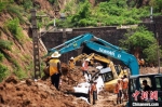 图为工人正抢修因水害受损铁路。　陈斌 摄 - 中国新闻社河南分社