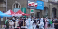 资料图：市民在一小区门前接受核酸检测。中新社记者 刘鹏 摄 - 中国新闻社河南分社