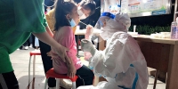 我是孩子妈，跪地为娃娃！郑州一核酸检测人员给50多名孩子采样后，跪红了膝盖… - 河南一百度