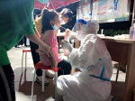 我是孩子妈，跪地为娃娃！郑州一核酸检测人员给50多名孩子采样后，跪红了膝盖… - 河南一百度