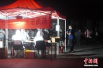 8月5日夜间，郑州市民排队接受核酸检测。为彻底排查潜在人群感染者，尽早切断病毒传播链条，郑州市于8月5日启动第二轮全员核酸检测，计划至8月6日17时完成全部采样工作。 中新社记者 刘鹏 摄 - 中国新闻社河南分社