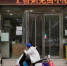 　图为8月10日，一名外卖小哥在郑州市一家饭店门口等待取餐。 中新社记者 韩章云 摄 - 中国新闻社河南分社
