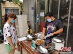 　8月10日，消费者在郑州市一家饭店门口选购盒饭。 中新社记者 韩章云 摄 - 中国新闻社河南分社