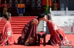 资料图：一对情侣身着唐装在仿唐婚典仪式现场。　张远 摄 - 中国新闻社河南分社