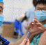8月18日，位于郑州市金水区的河南省实验中学新冠病毒疫苗接种点，青少年疫苗接种工作有序进行。据悉，郑州市已于8月17日起，开展12至17周岁人群新冠病毒疫苗第一剂次接种，计划于8月24日前完成第一剂次接种，9月15日前完成第二剂次接种。图为工作人员准备为一名青少年接种疫苗。 中新社记者 阚力 摄 - 中国新闻社河南分社