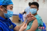 8月18日，位于郑州市金水区的河南省实验中学新冠病毒疫苗接种点，青少年疫苗接种工作有序进行。据悉，郑州市已于8月17日起，开展12至17周岁人群新冠病毒疫苗第一剂次接种，计划于8月24日前完成第一剂次接种，9月15日前完成第二剂次接种。图为工作人员准备为一名青少年接种疫苗。 中新社记者 阚力 摄 - 中国新闻社河南分社