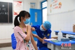 　图为一名学生正在接种疫苗。 中新社记者 阚力 摄 - 中国新闻社河南分社