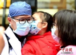 资料图：医生的女儿亲吻爸爸。王东明 摄 - 中国新闻社河南分社