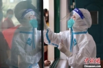 　资料图：医院人员为民众做核酸检测。 泱波 摄 - 中国新闻社河南分社