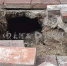 郑州一处人行道塌出两个深洞，相隔不到10米，洞内竟然“互通” - 河南一百度